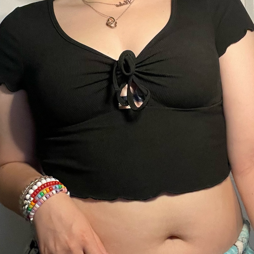 cropped black short sleeve